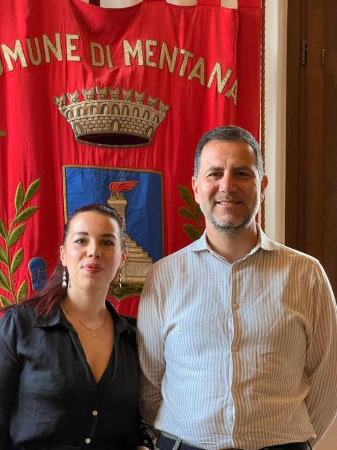 Foto dell'Assessore Sara Petrino e del Sindaco su sfondo Gonfalone